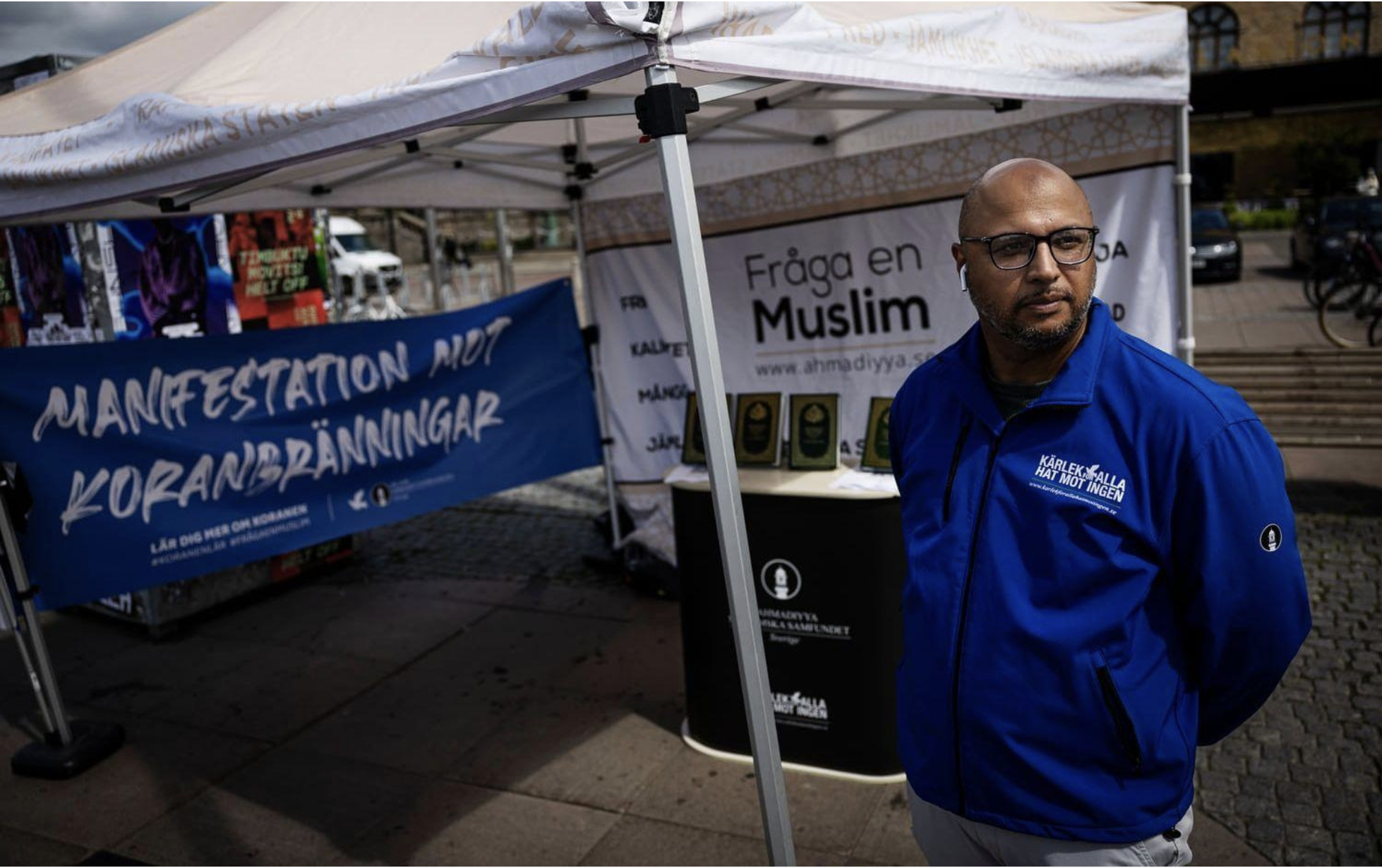 Muslimska församlingen manifesterar mot brännande av heliga skrifter